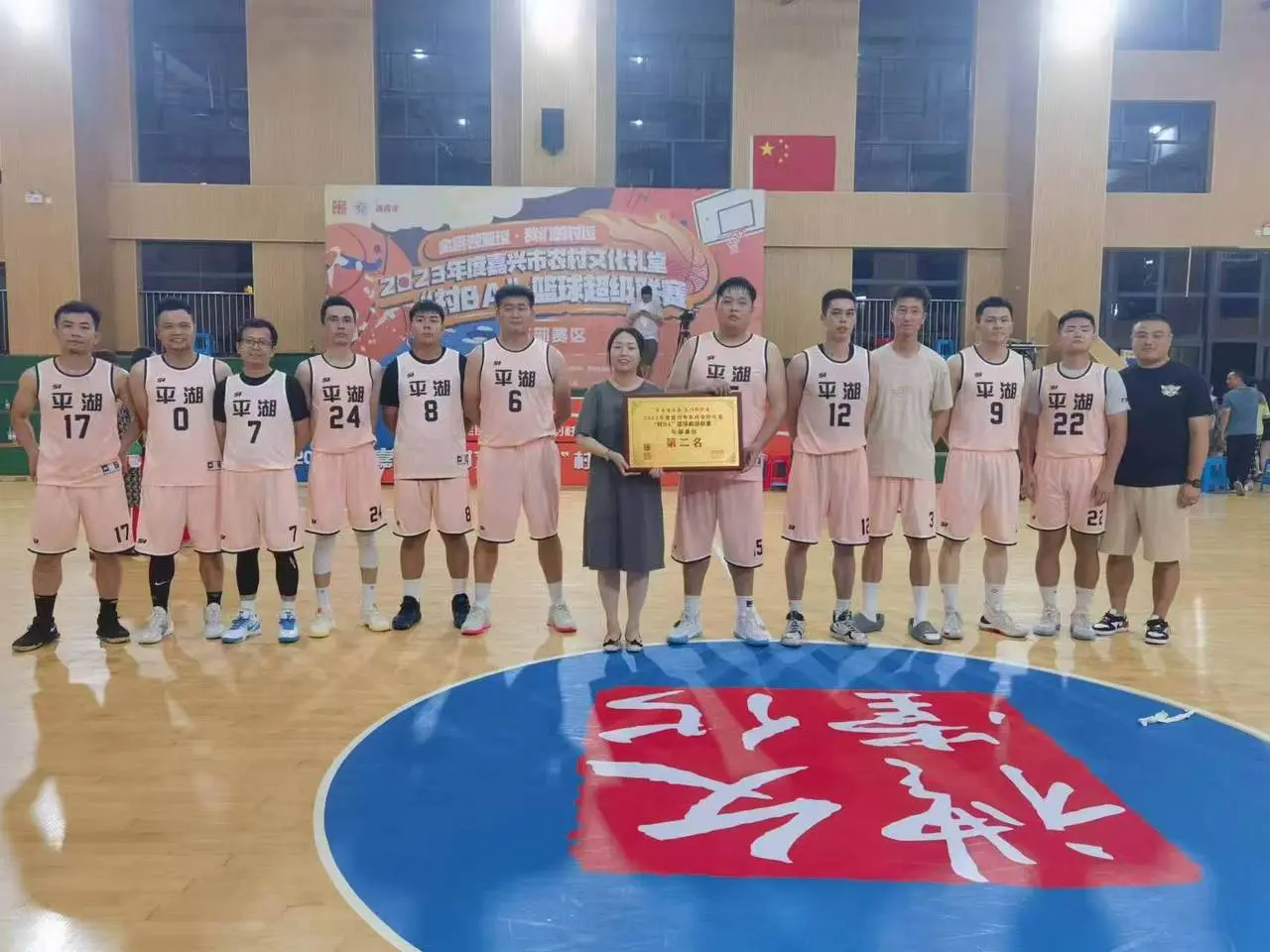 磊紧紧抱住, 他们注意自