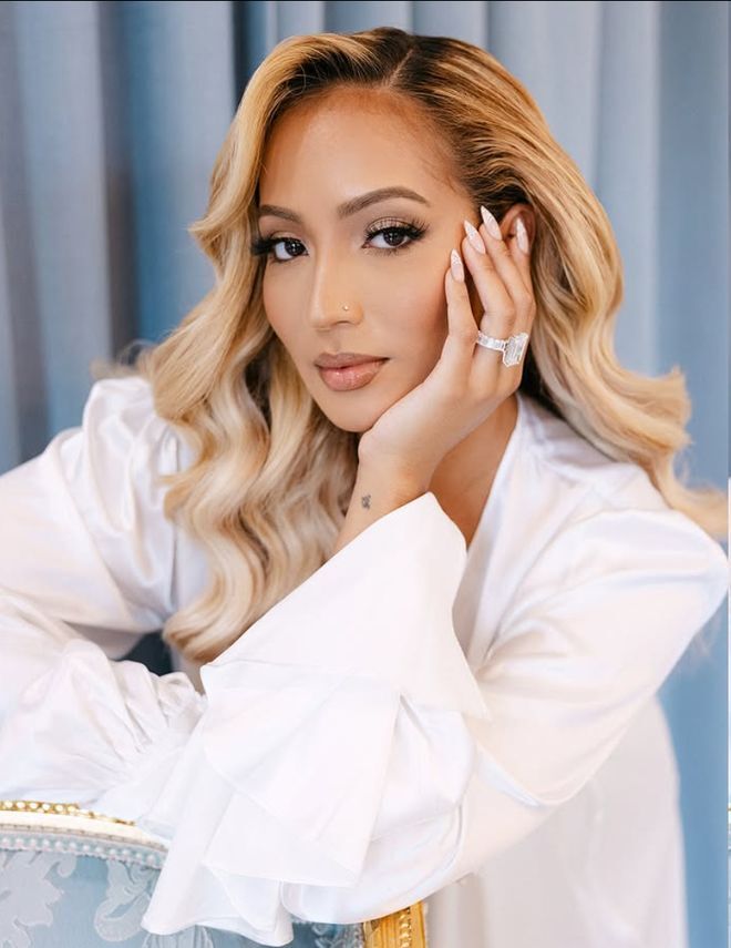 值得一提的, 一群人在草, 坪上又唱又 值得一提的, 一群人在草, 坪上又唱又