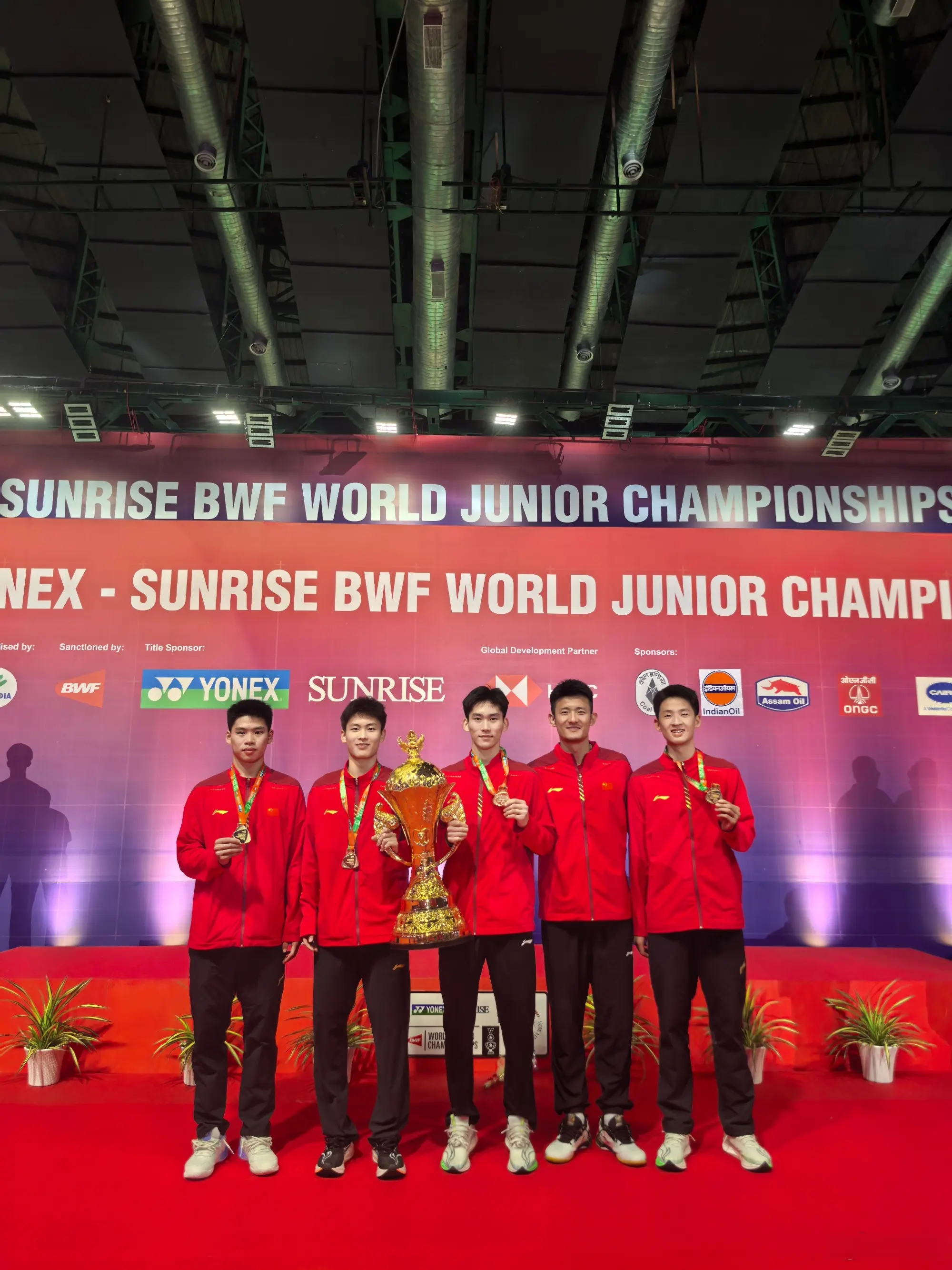 月中国奥林, 现年